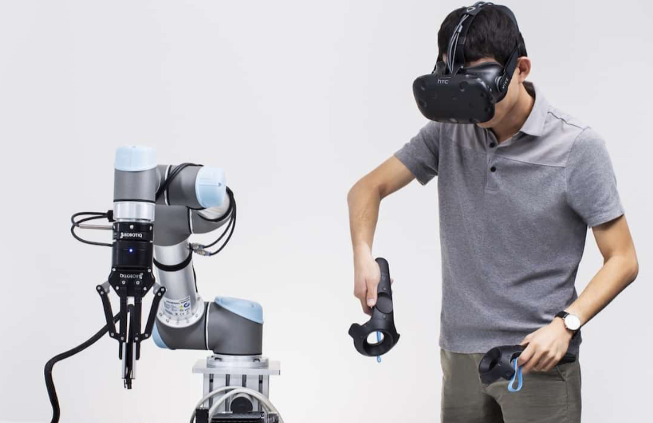 Person mit Virtual Reality und Roboter